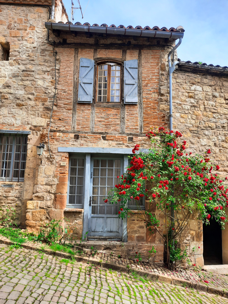 french village cordes sur ciel