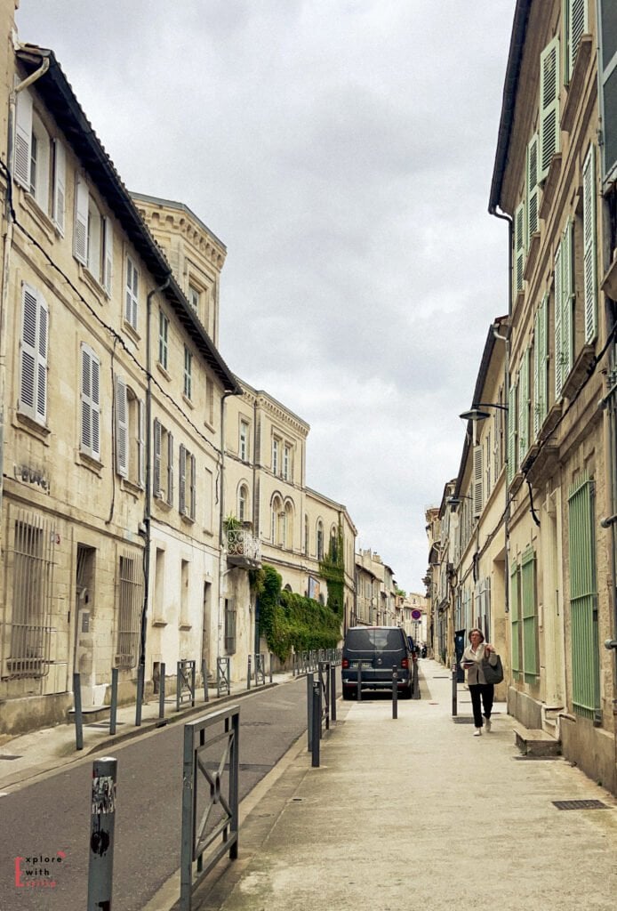 ChatGPT a dit :
A quiet street in Avignon, France, lined with traditional stone buildings featuring shuttered windows and wrought-iron balconies. A pedestrian walks along the sidewalk, adding life to the otherwise calm and charming residential scene.